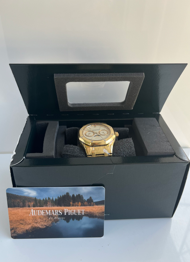 Audemars Piguet Royal Oak Moonphase
Stunning 36mm design in 18K gold, with full day, date & moonphase features, plus original box & papers.