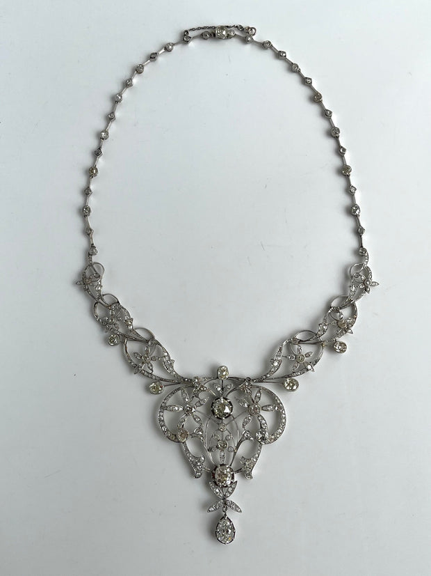 A 1.5 carat pear-shaped diamond serves as a luminous, romantic centerpiece.