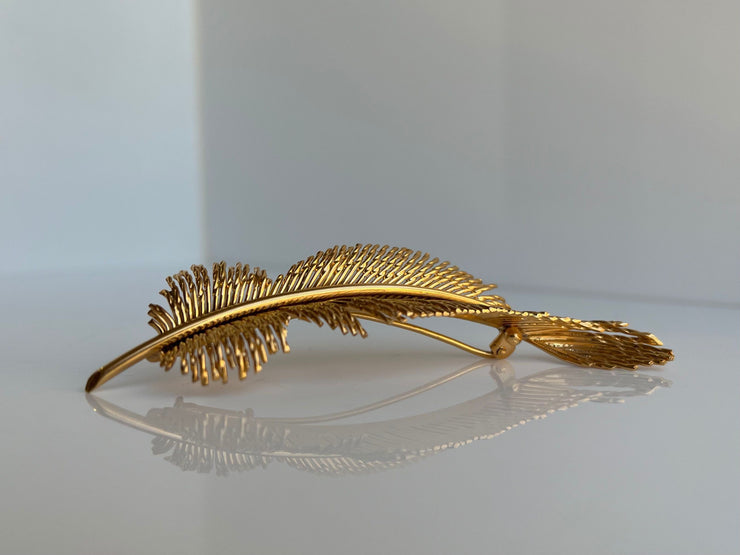 Beatuiful textures shown in this side view of the solid gold feather brooch.