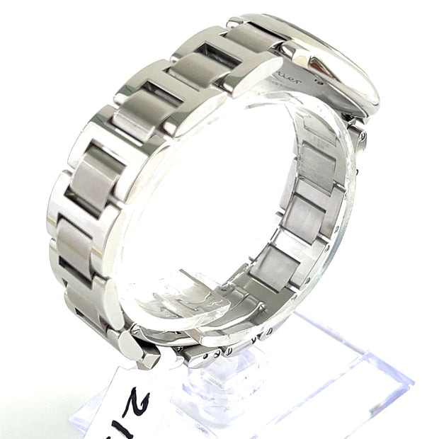 Detailing the back of the watch and look at the links.