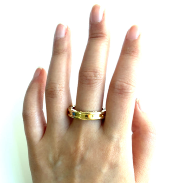 Bvlgari B. Zero1 in 18K yellow gold show on hand.