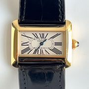A close look of the detailing on the mini tank divian dial. 