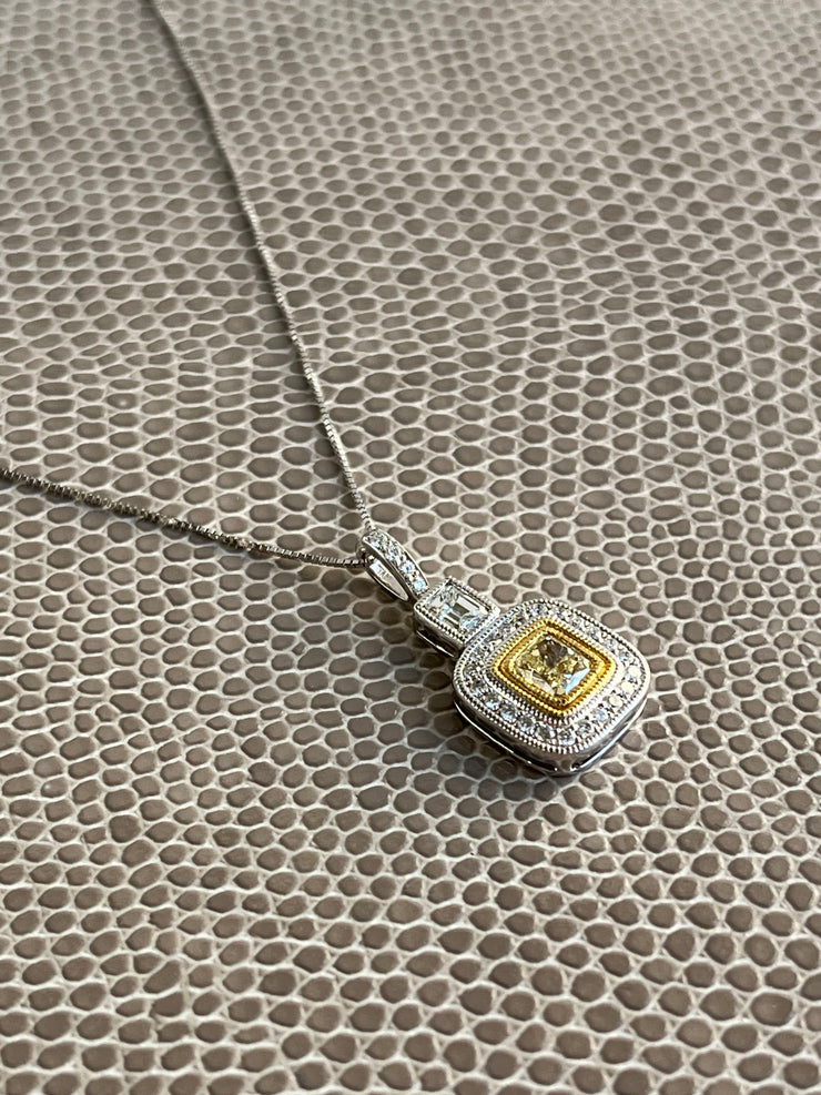 A side view of the pendant showcaswing the fine cratsmanship.