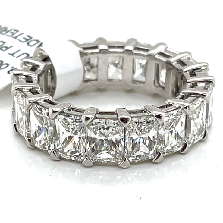 Captured from the side, this angle emphasizes the shared prong setting and the substantial height and structure of the platinum band. The profile view illustrates both the strength and delicacy of the design.