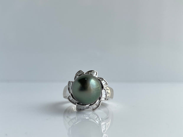 This bold statement ring captures contrast and beauty set in rich 18K white gold.
