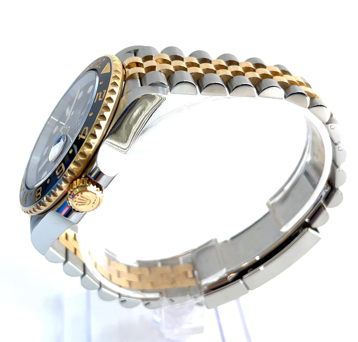 A look athe the profile view showing the two tone bracelet.