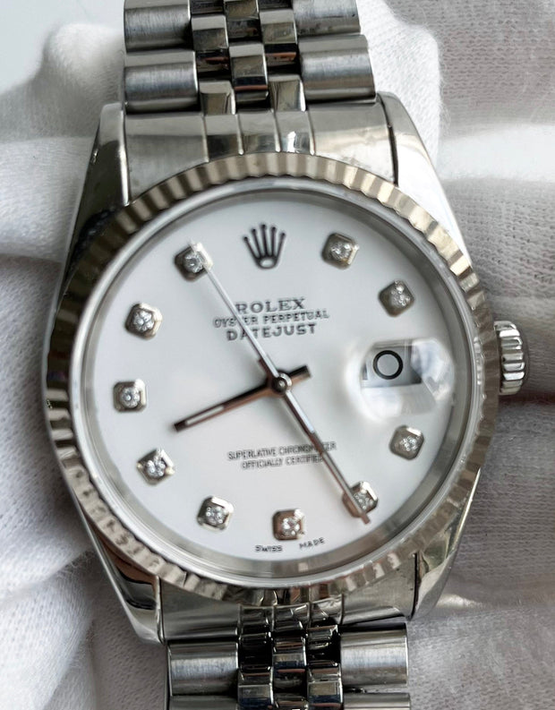 A slightly out of focus look at the watch face and case.