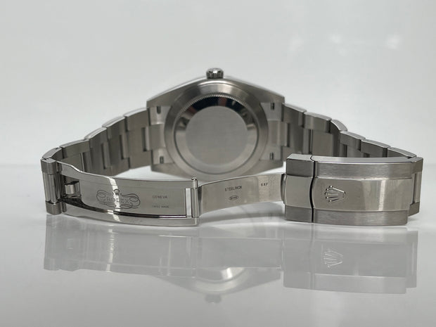 A detailed picture of the fold over crown deployment clasp closure.