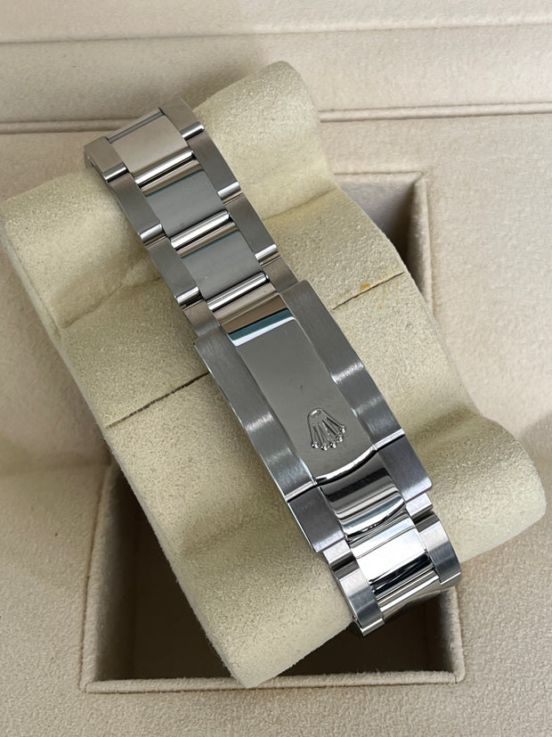 Shown here the back of the oyster bracelet with fold-over crown closure.