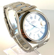 A close up of the bezel and oyster bracelet.