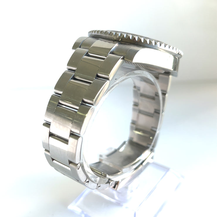 A closer look at the robust oyster bracelet.
