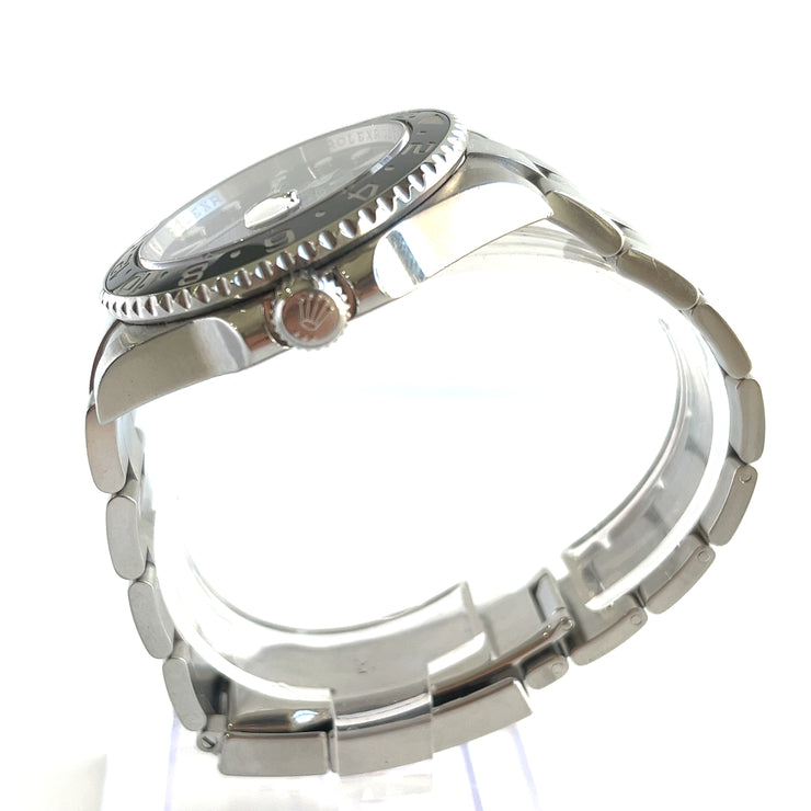 Shown here from th eside to highlight the thickness of the case.