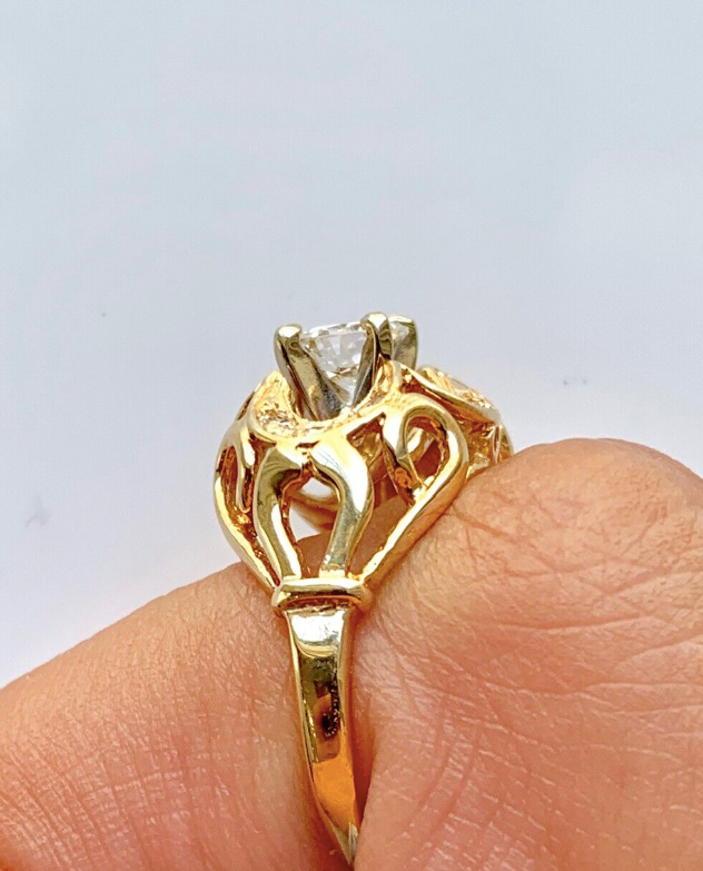 0.50ct Round Brilliant Diamond Ring in 14K Gold
Vintage elegance with a sparkling center and ten accent diamonds—refined and timeless.