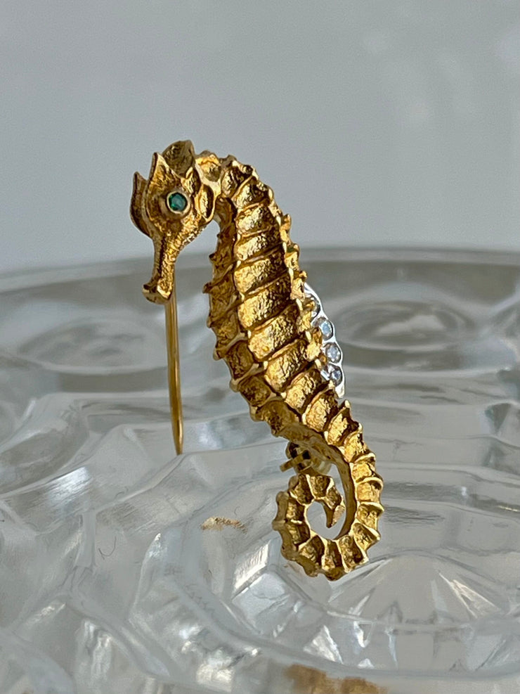 An angled perspective highlights the brooch’s gentle curvature and raised design. The three-dimensional sculpting gives the piece movement and lifelike form, allowing the viewer to appreciate its elegant contours and intricate detailing.