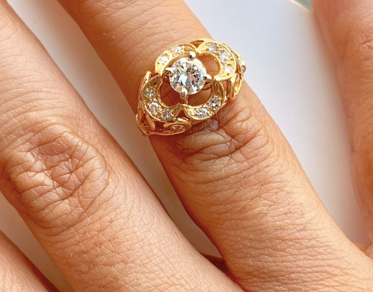 Mid-Century Diamond Engagement Ring – 14K Yellow Gold
Featuring a G/VS2 round brilliant diamond in a regal, vintage setting.