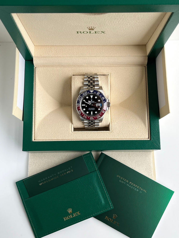 Shown her full set with original box and papers.