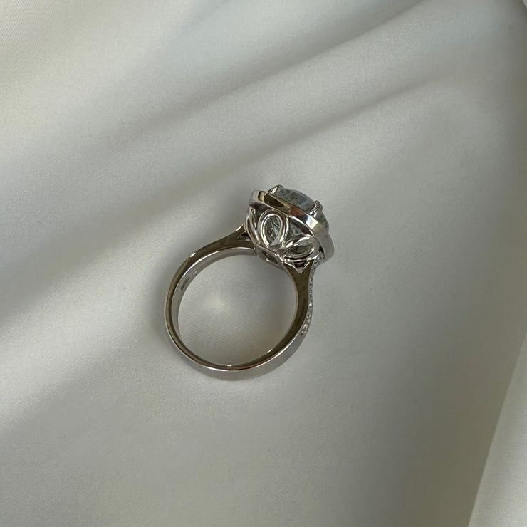 Serene aquamarine and sparkling diamonds create a timeless design, perfect for any special occasion.
