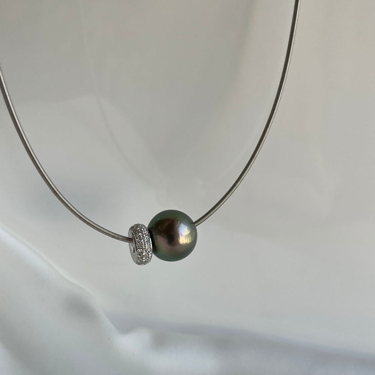  A stunning collar necklace showcases the lustrous 14.5mm Tahitian black pearl centerpiece, framed by sparkling diamond accents set in polished 950 platinum.