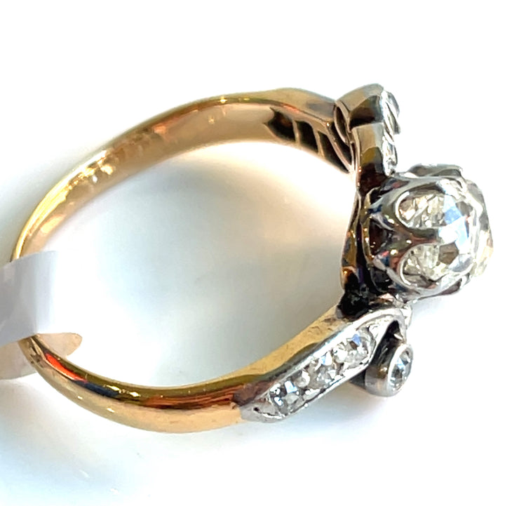 Detailed picture showcasing the blend of the warm yellow gold with the coolness of the white gold.