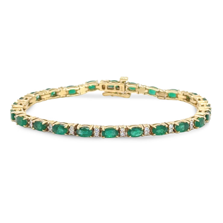 The bracelet showcases a classic design that elegantly highlights the rich green color of the emeralds against the brilliance of the diamonds.