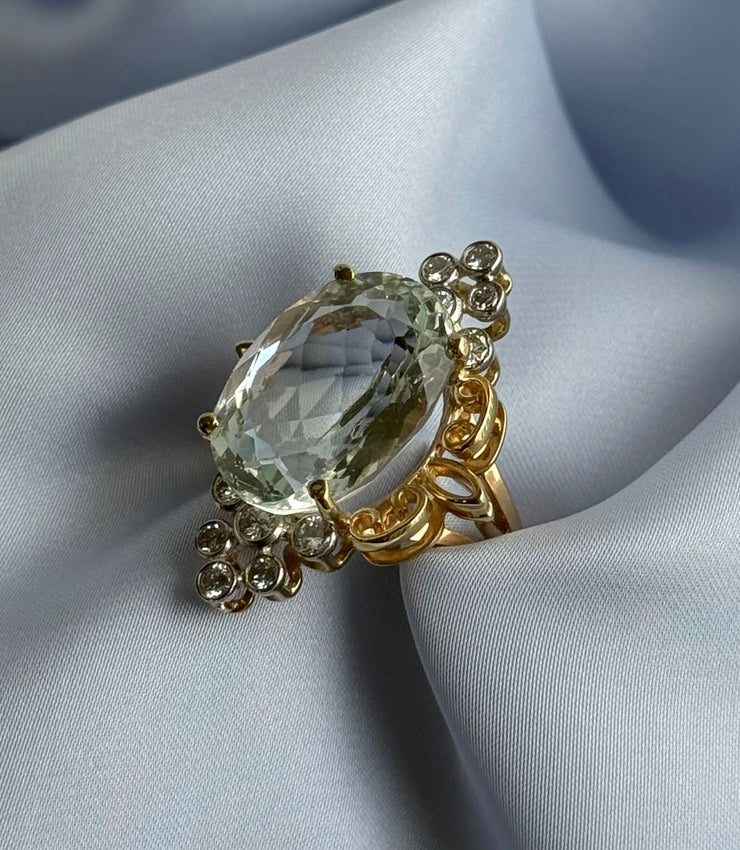 Stunning aquamarine estate ring with diamond accents, embodying elegance and serenity.