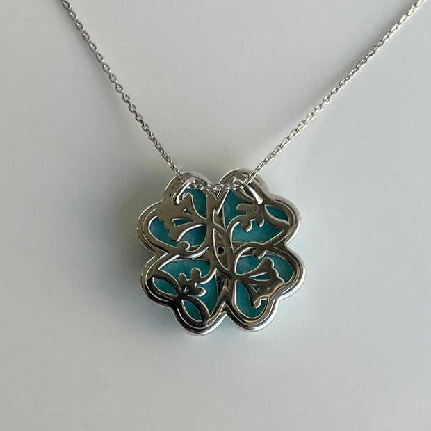 Engraved back of four-leaf clover pendant in white gold with fine craftsmanship