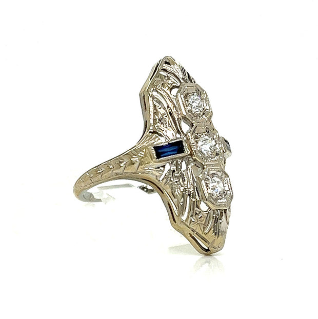 Side view with details of the Art-Deco setting with diamonds and sapphires in a stunning arrangement.

