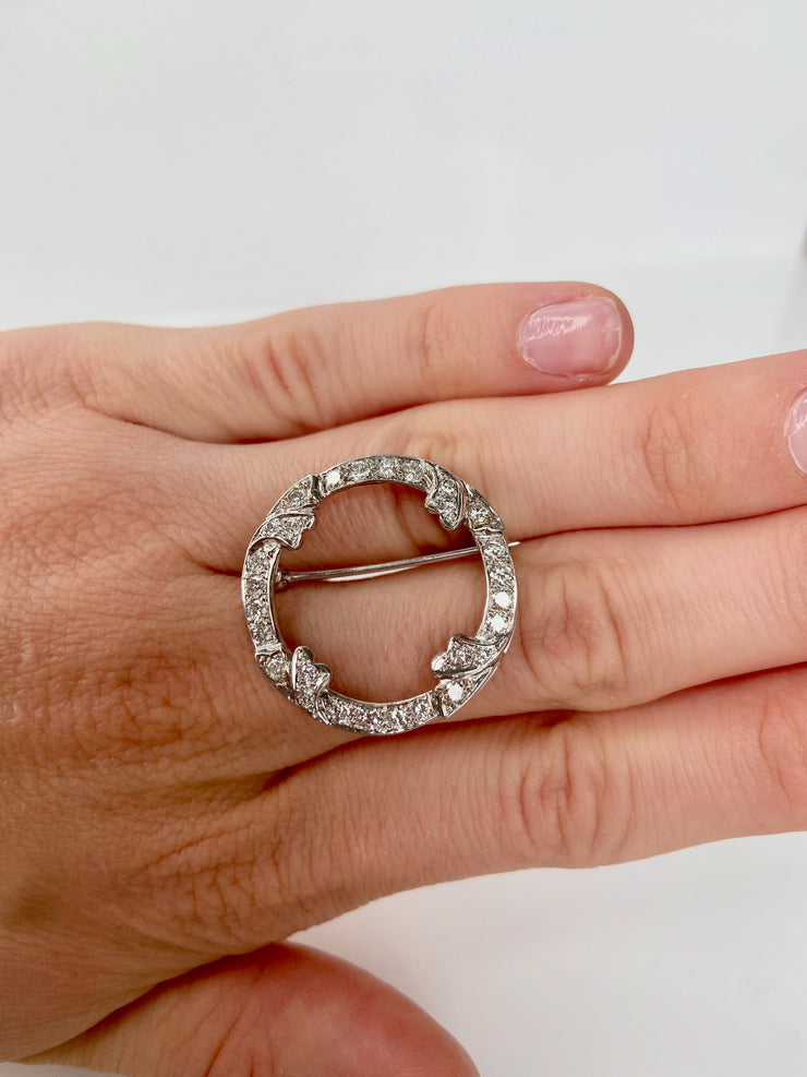 The circular motif symbolizes eternity and elegance.