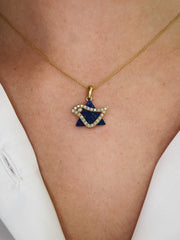  The pendant showcases a vivid lapis centerpiece, offering a bold contrast against the brilliant diamonds and the rich gold setting. 