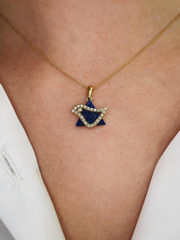  The pendant showcases a vivid lapis centerpiece, offering a bold contrast against the brilliant diamonds and the rich gold setting. 