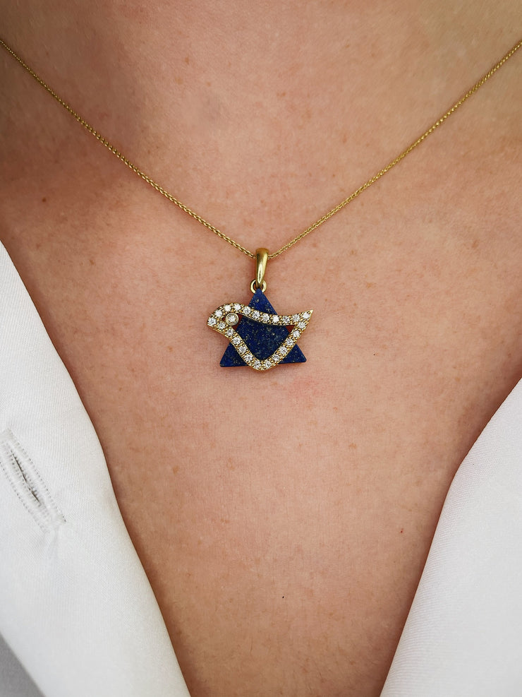  The pendant showcases a vivid lapis centerpiece, offering a bold contrast against the brilliant diamonds and the rich gold setting. 