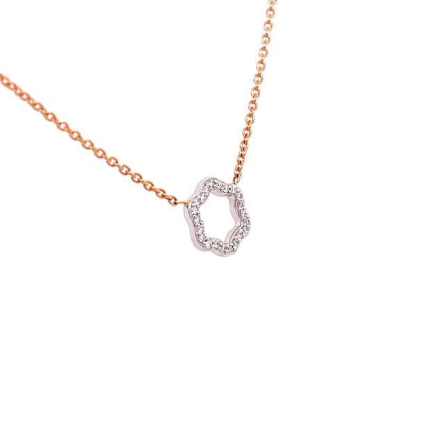 Shown from the side we se the effortless blend of the warm rose gold and the cool white gold accenting the diamonds.