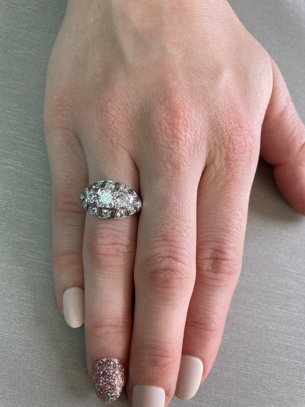  A timeless piece of 1920s elegance, perfect for vintage lovers or a unique engagement ring.


