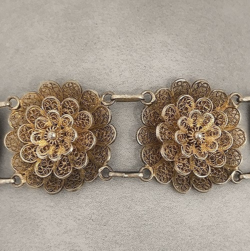 Fine craftsmenship in this beautifully detailed gold floral link bracelet.
