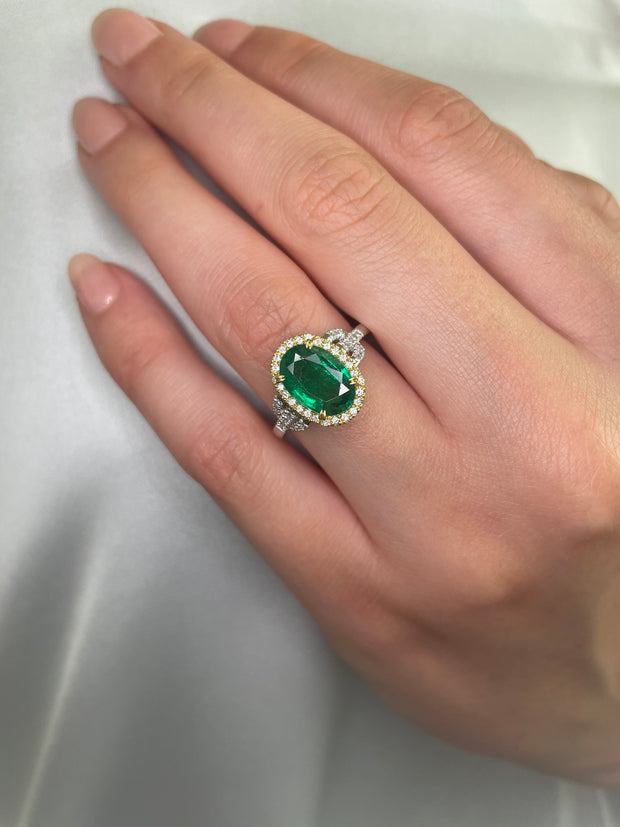 This richly hued emerald sits nicley on hand.