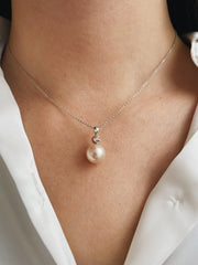 Pearl and diamond white gold pendant