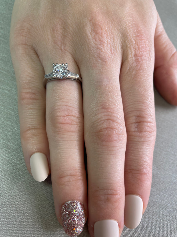 Worn on hand to show the ring’s classic proportions and refined sparkle.