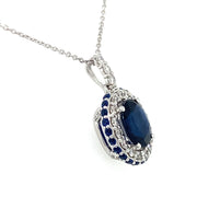 A side detail veiw showcasing the outter halo of sapphires.