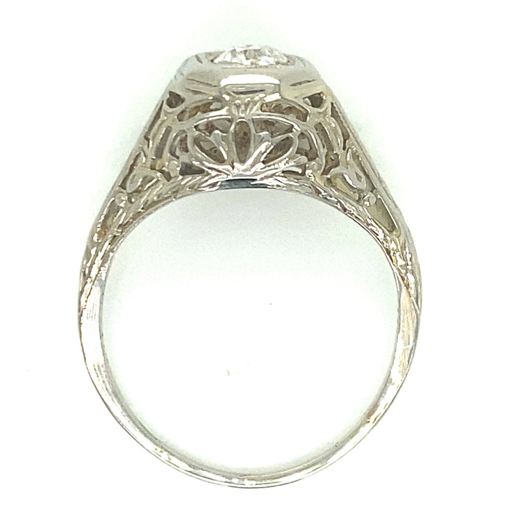 Shown fron the top we see the delicate craftsmanship of the setting.