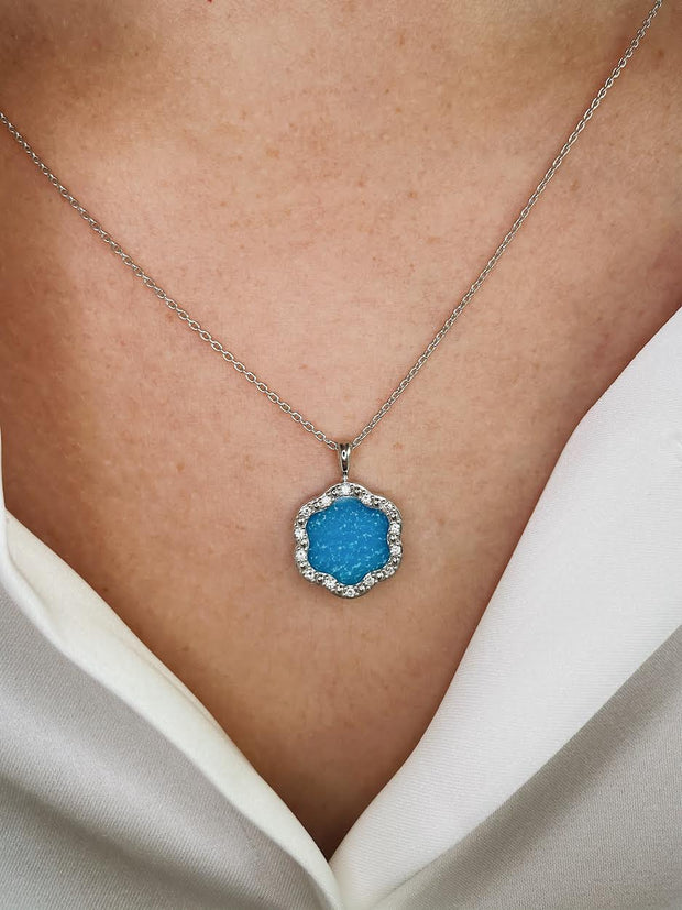 Blending modern sophistication with a touch of bohemian romance.