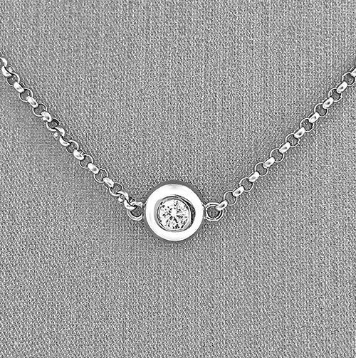 A closer detailed look at the bezel set diamond.