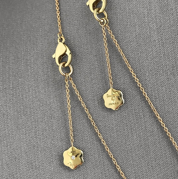 A close look at the clasps,