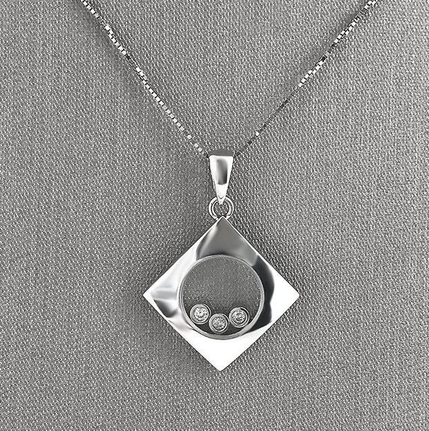 Lightweight and refined for daily wear
with a modern, elegant pendant with timeless appeal.