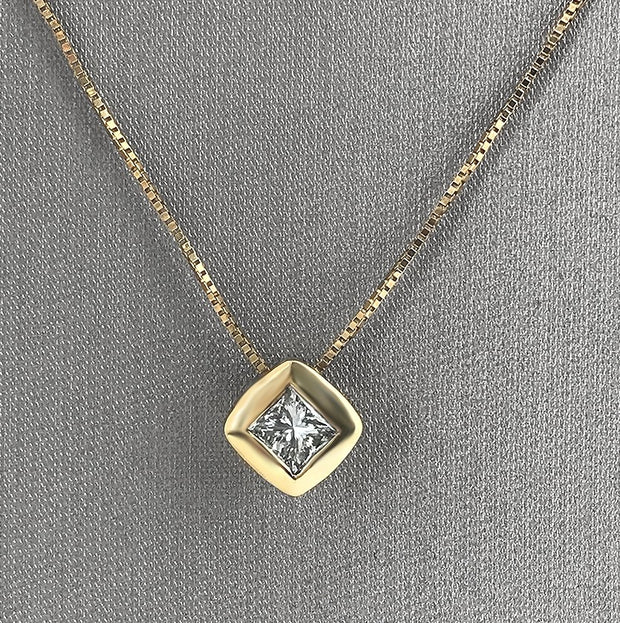 Yellow gold Princess cut diamond pendant