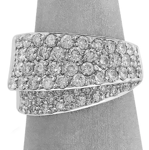 Double-layer pavé design for added dimension and modern sophistication.