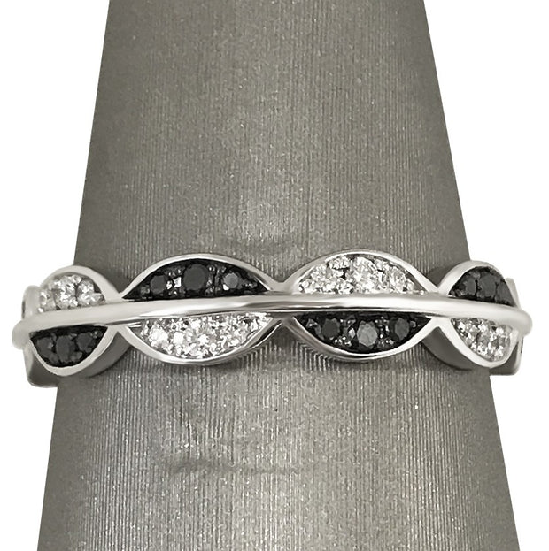 A closer look at the alternating black and white diamonds.