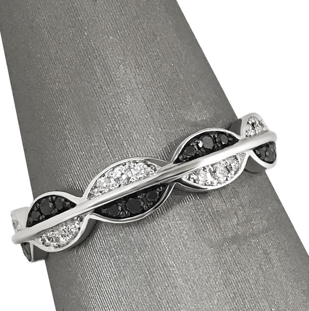 A side view of the alternating black and white diamond band.