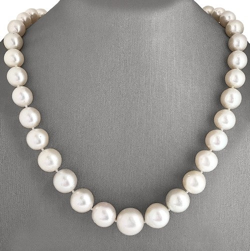 Elegant Graduated Pearl Necklace with Pavé Diamond Clasp