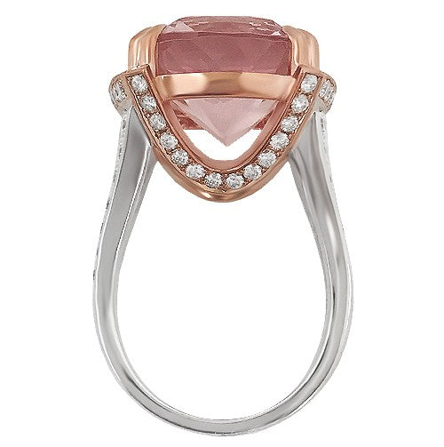 Approximately 1.54 carats of round brilliant-cut diamonds for radiant sparkle.