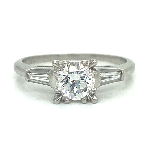 Close-up showing the clarity and brilliance of the G/VS1 center diamond.